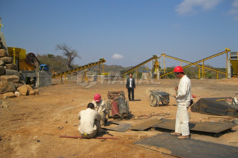 Línea de chancado de piedra en Mozambique con chancadora de cono de resorte y zaranda vibratoria