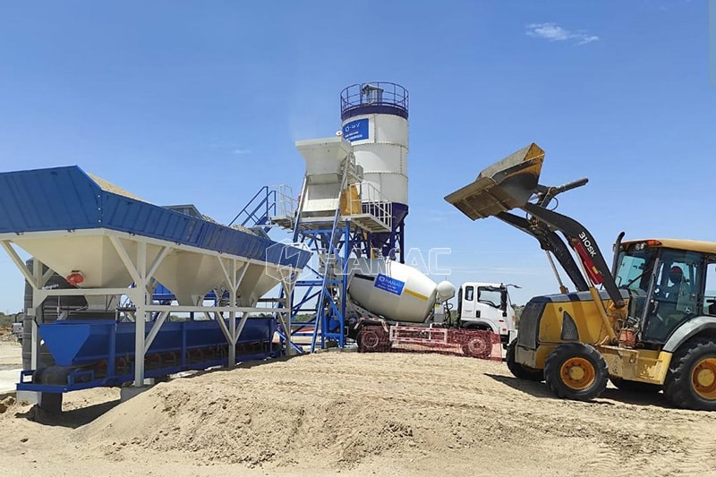 Planta de concreto cargada por tolva elevadora