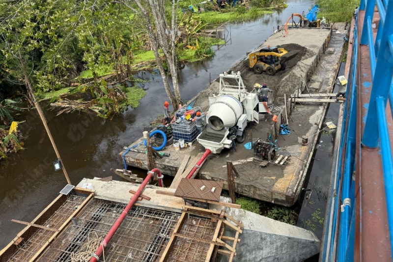 Bomba mezcladora de hormigón soporta la construcción de puentes
