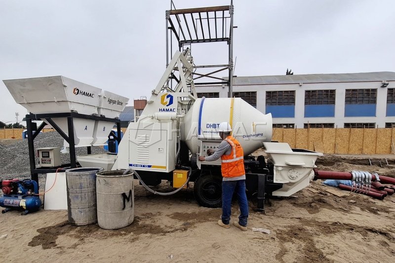 Hormigonera con bomba trabajando en una obra