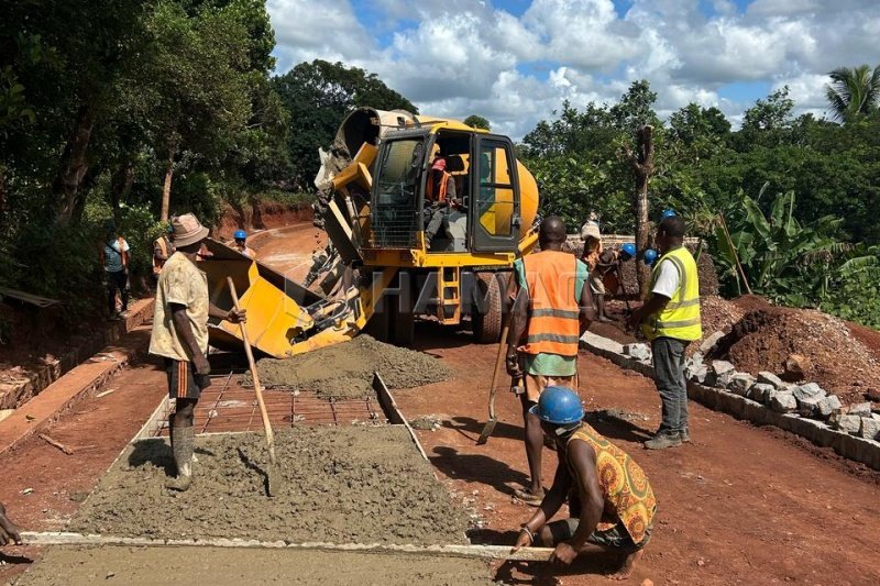 Autohormigonera HMC400 en una Obra Vial de Madagascar