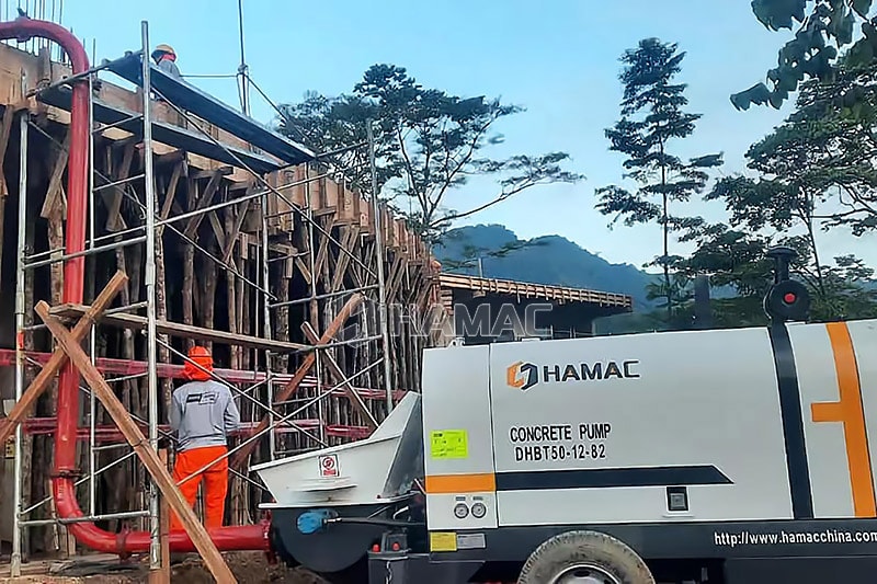 Bomba de concreto diésel trabajando en Tingo María, Perú