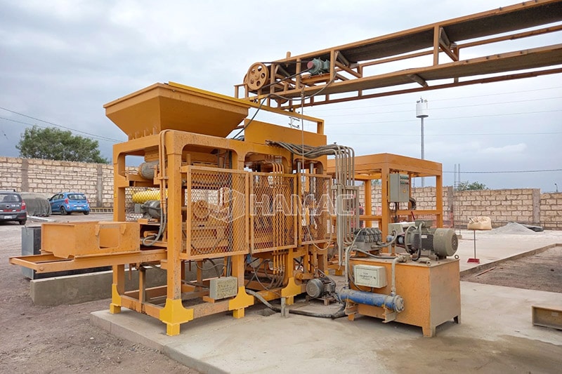 Belt conveyor transfer the concrete into the concrete block machine
